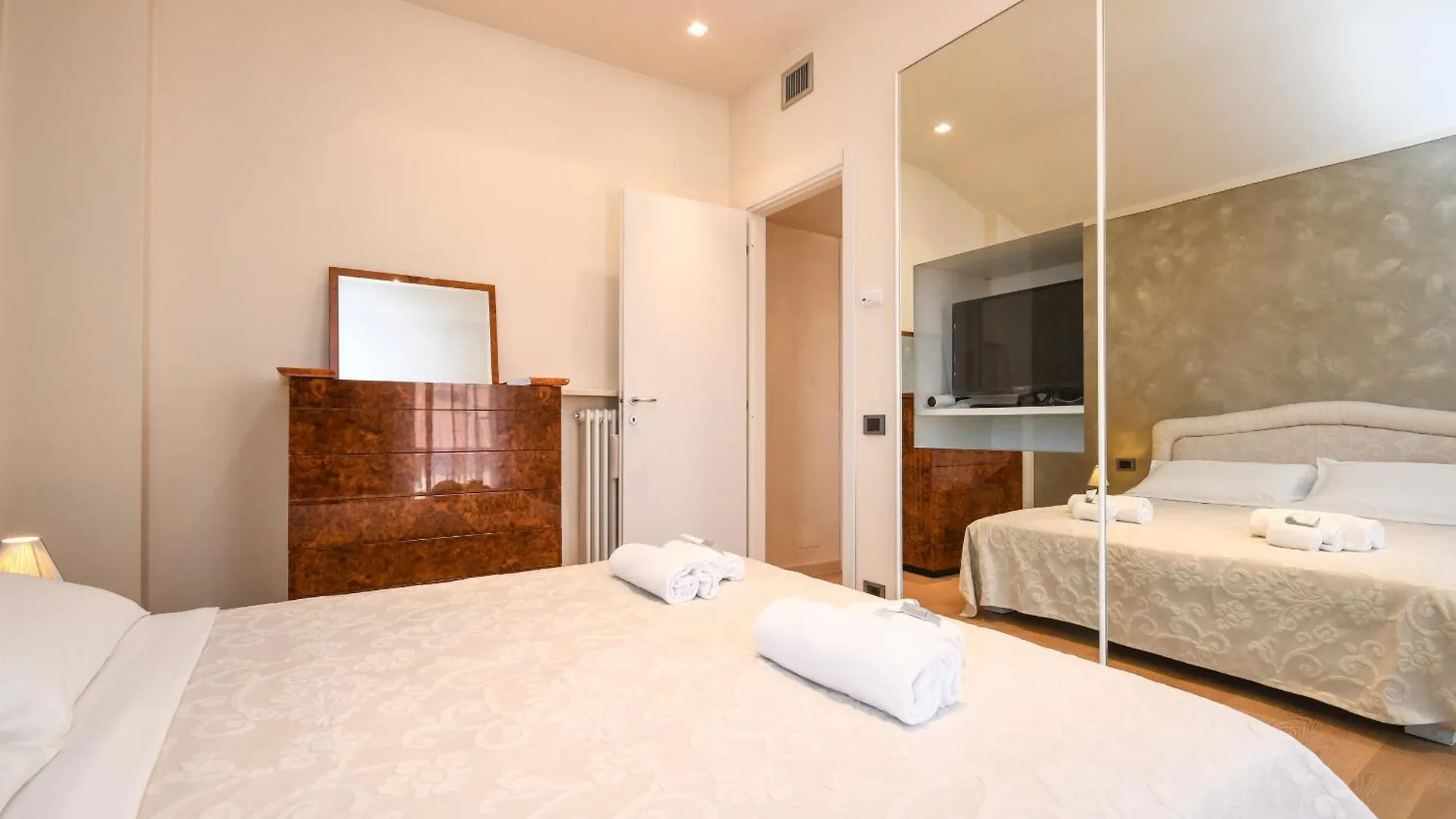 Апартаменты Mgh Luxury - Lake View Penthouse Desenzano Дезенцано-дель-Гарда Италия
